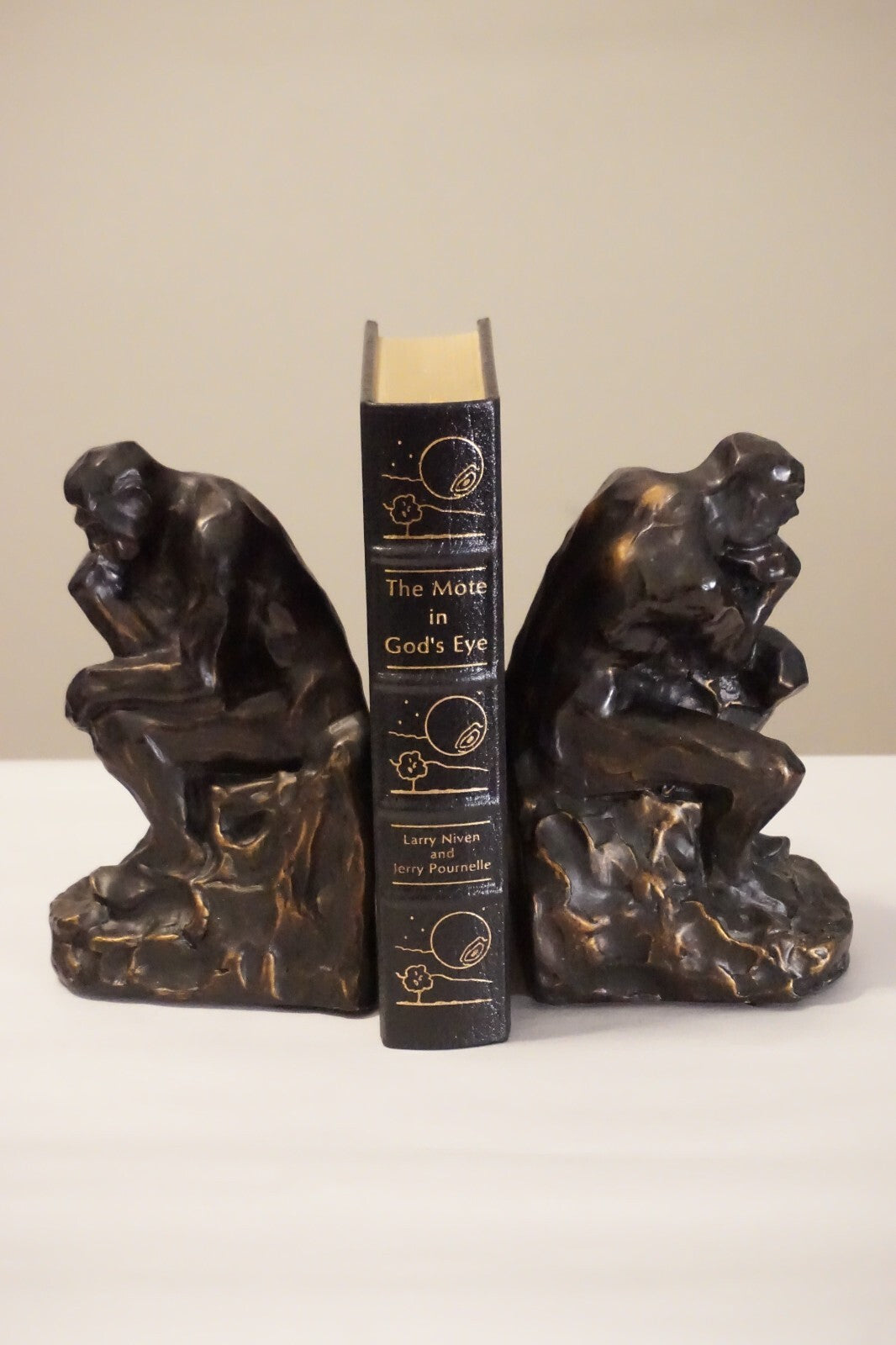 The Mote in God's Eye by Larry Niven and Jerry Pournelle 1991 Easton Press