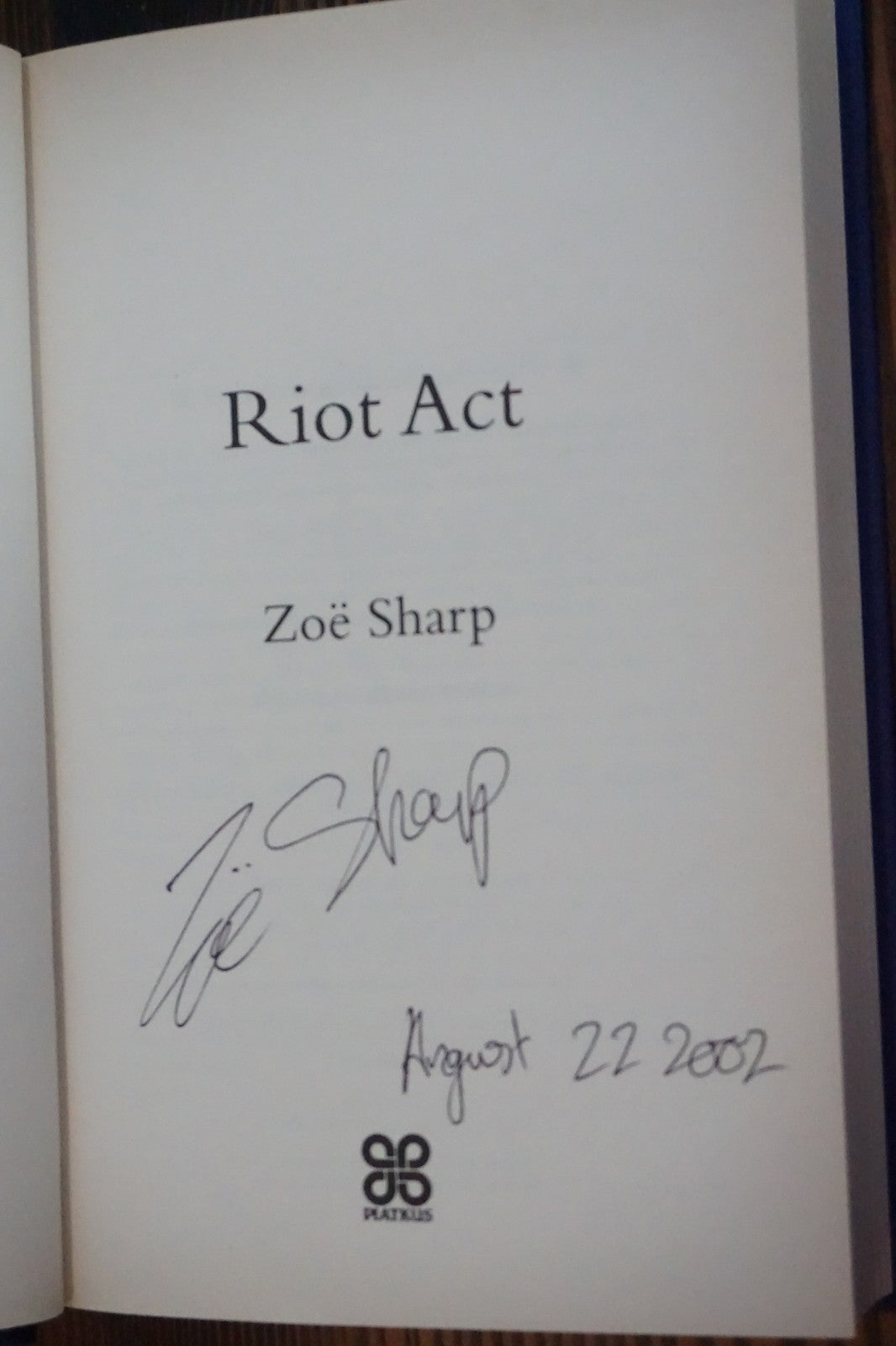 Riot Act by Zoë Sharp 2002 Signed Hardcover Charlie Fox Thriller UK First Ed